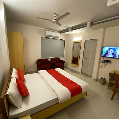 Hotel Riverfront Ahmedabad Bagian luar foto