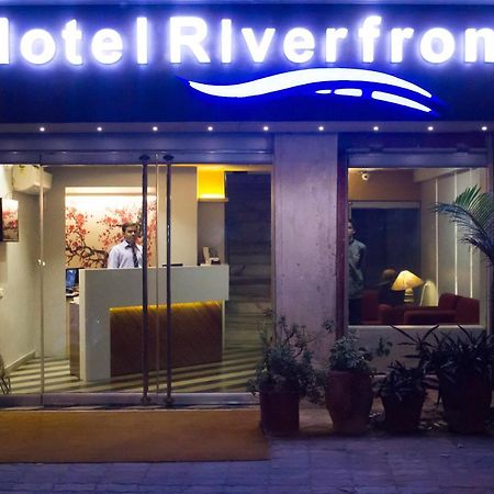 Hotel Riverfront Ahmedabad Bagian luar foto