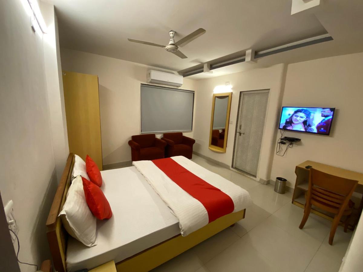 Hotel Riverfront Ahmedabad Bagian luar foto