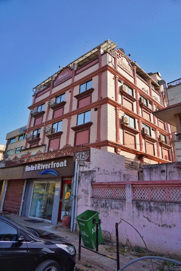 Hotel Riverfront Ahmedabad Bagian luar foto
