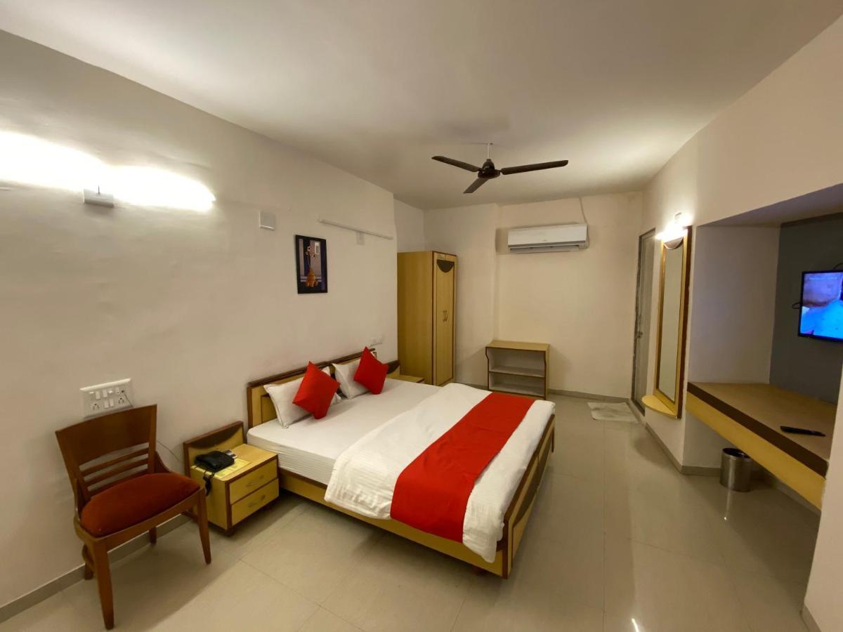 Hotel Riverfront Ahmedabad Bagian luar foto