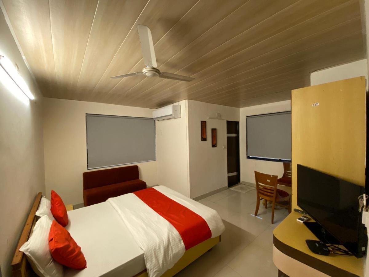 Hotel Riverfront Ahmedabad Bagian luar foto