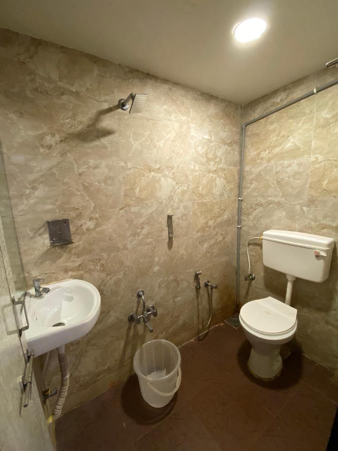 Hotel Riverfront Ahmedabad Bagian luar foto