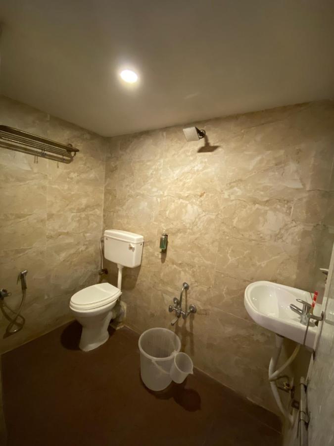 Hotel Riverfront Ahmedabad Bagian luar foto