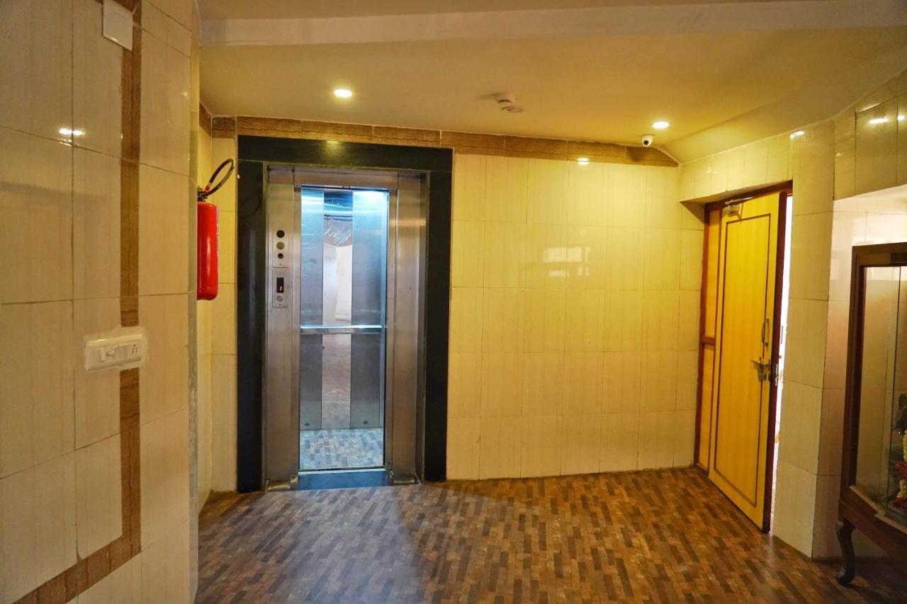Hotel Riverfront Ahmedabad Bagian luar foto