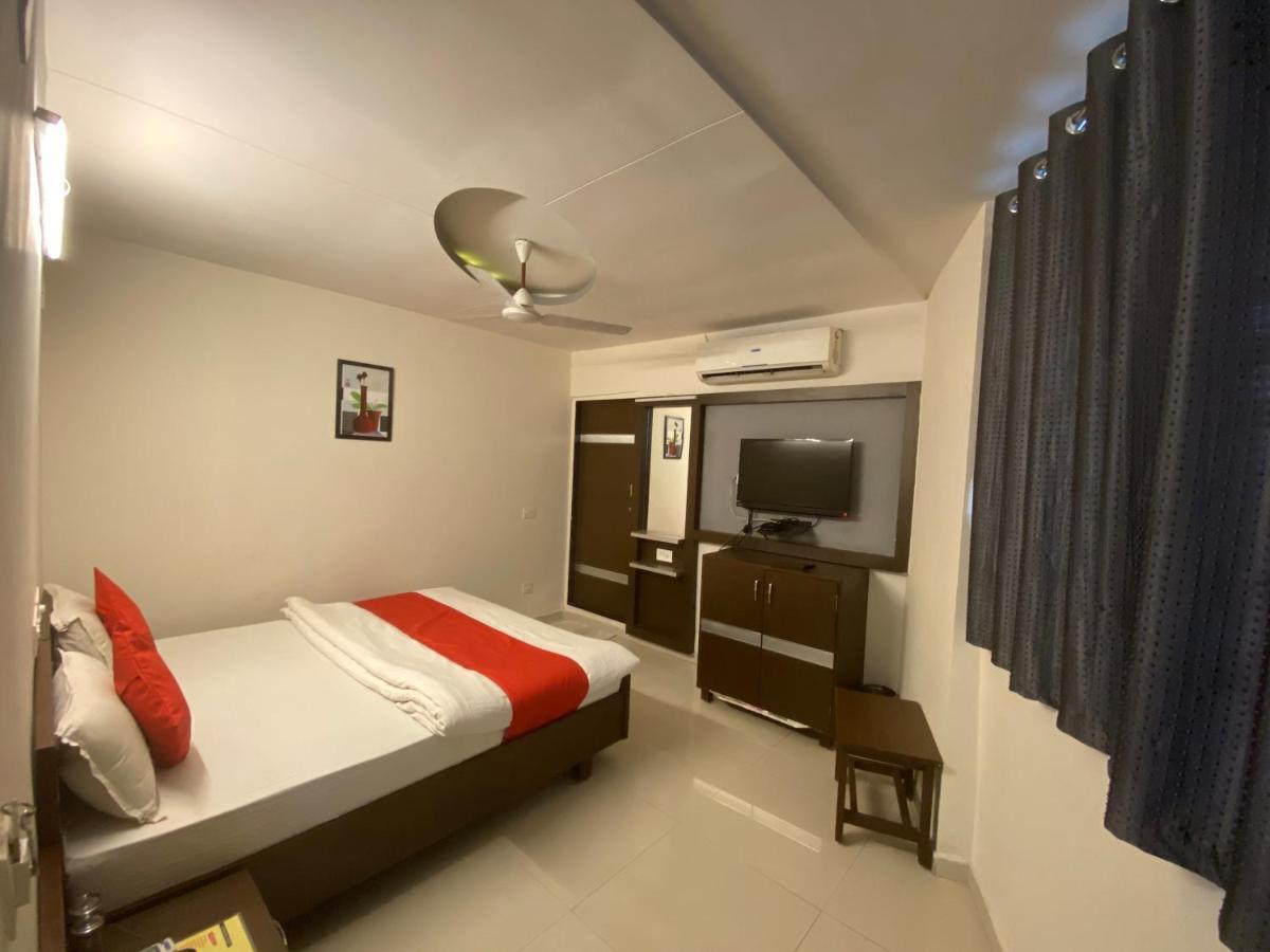 Hotel Riverfront Ahmedabad Bagian luar foto