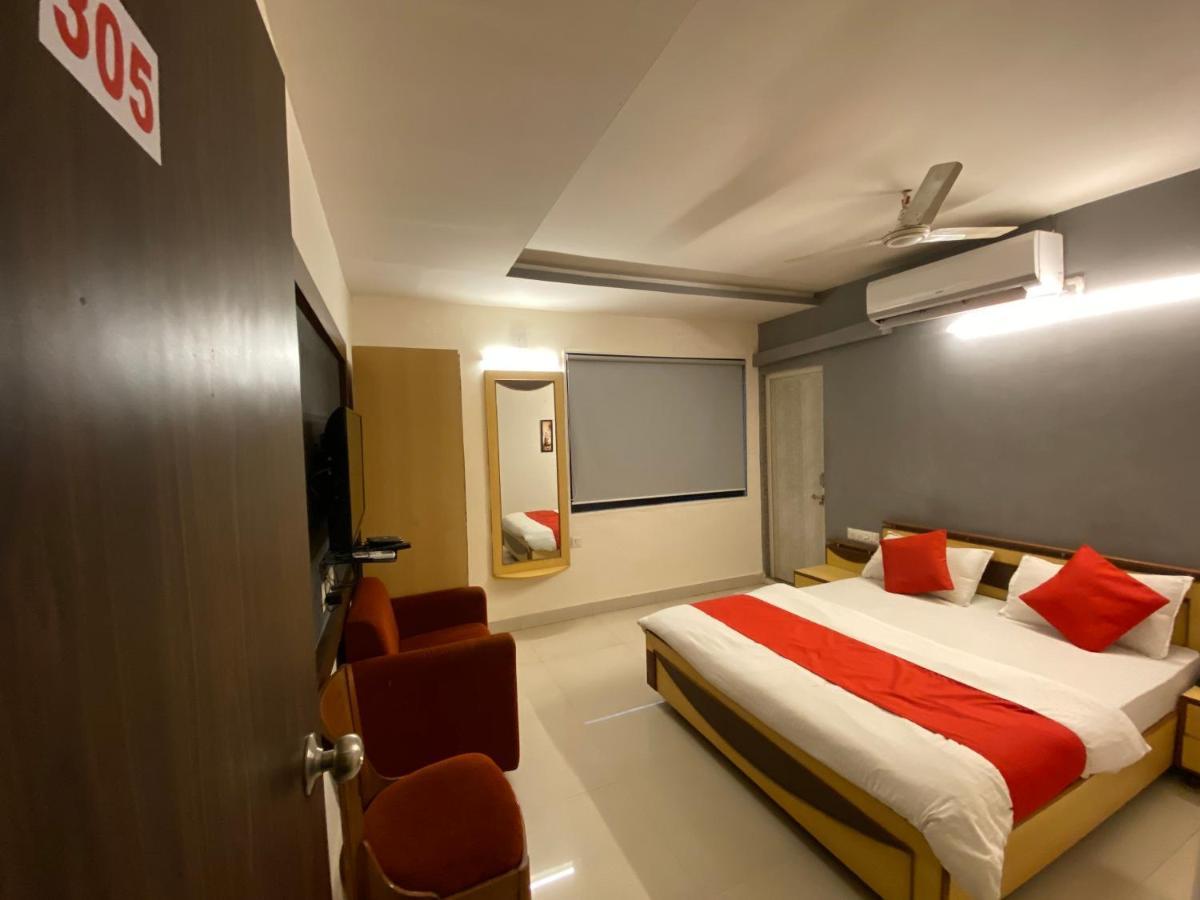Hotel Riverfront Ahmedabad Bagian luar foto