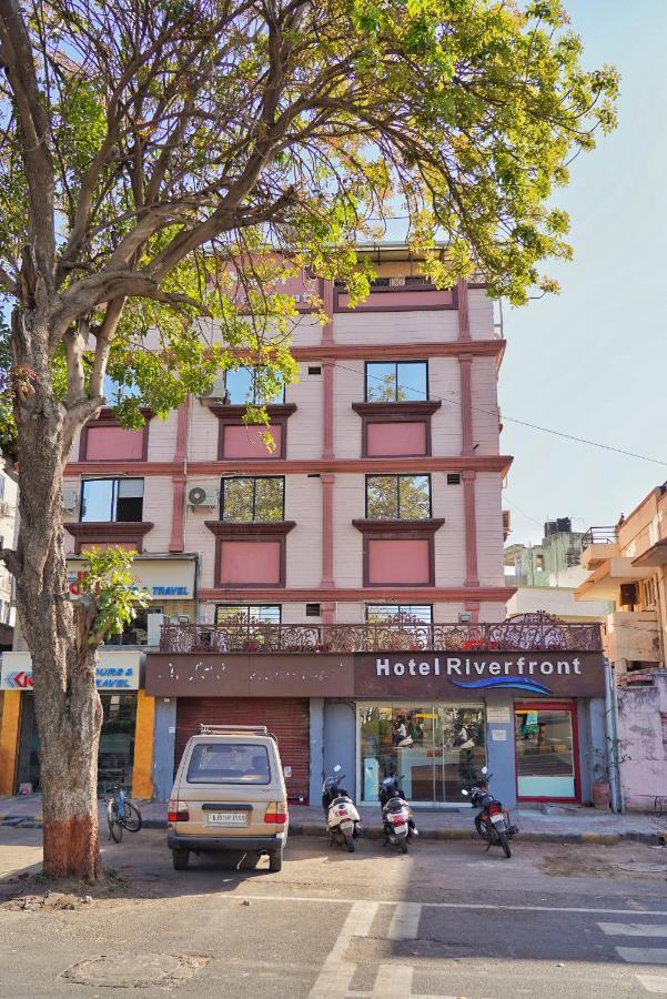 Hotel Riverfront Ahmedabad Bagian luar foto