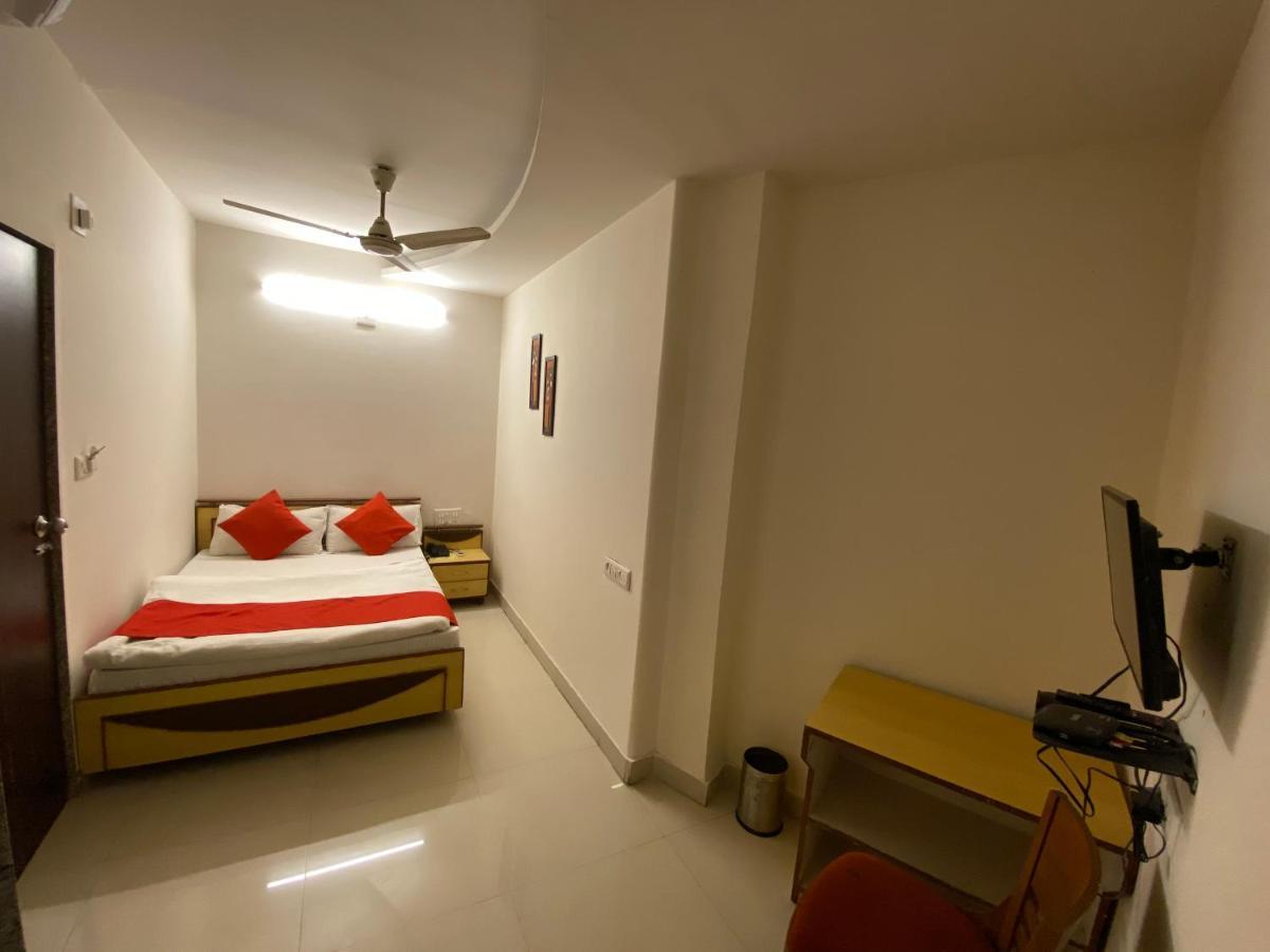Hotel Riverfront Ahmedabad Bagian luar foto