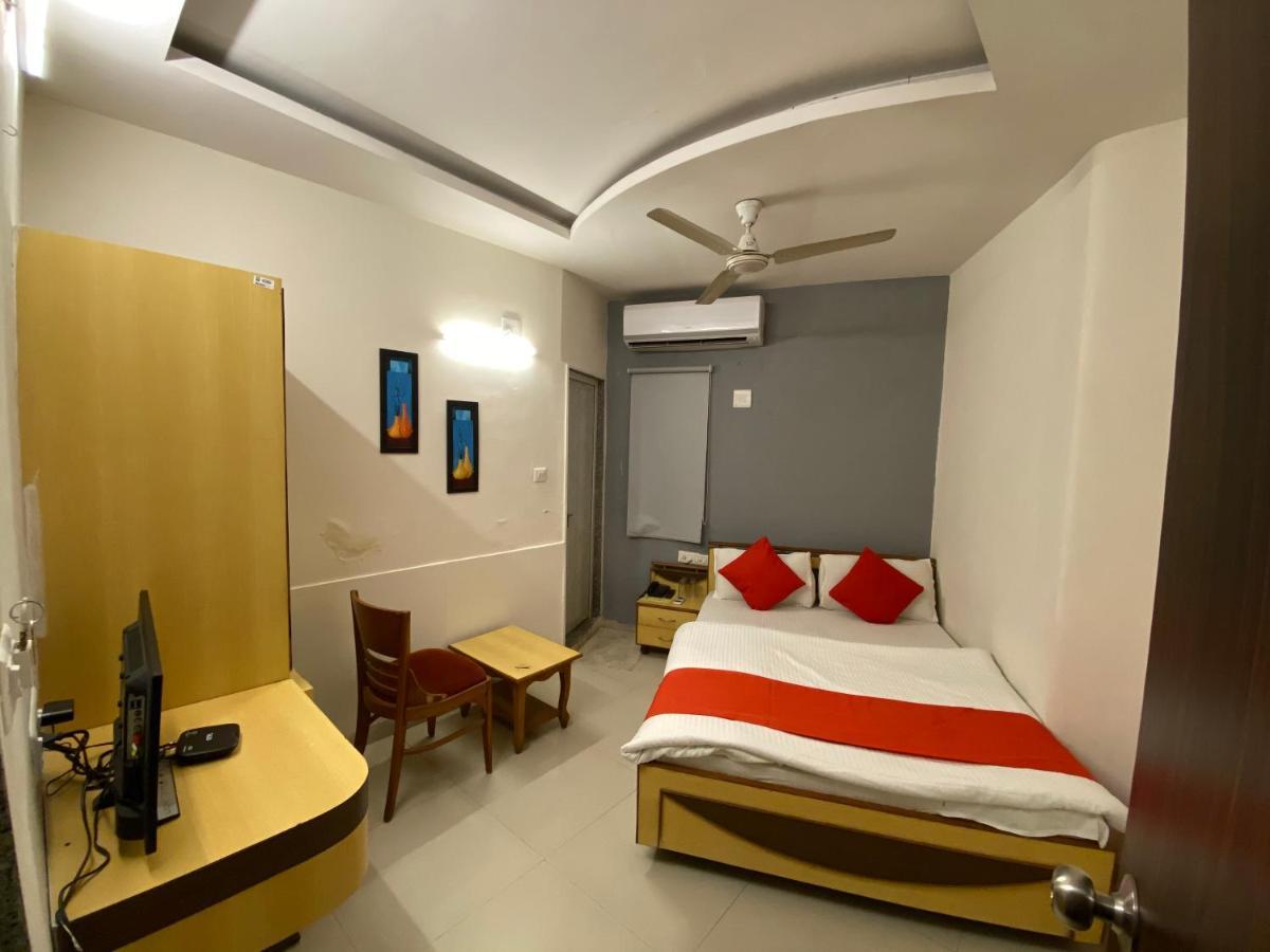 Hotel Riverfront Ahmedabad Bagian luar foto