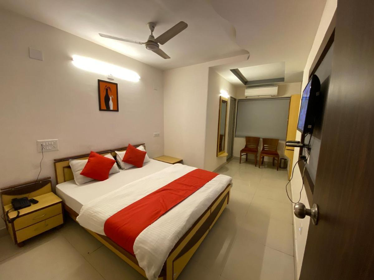 Hotel Riverfront Ahmedabad Bagian luar foto