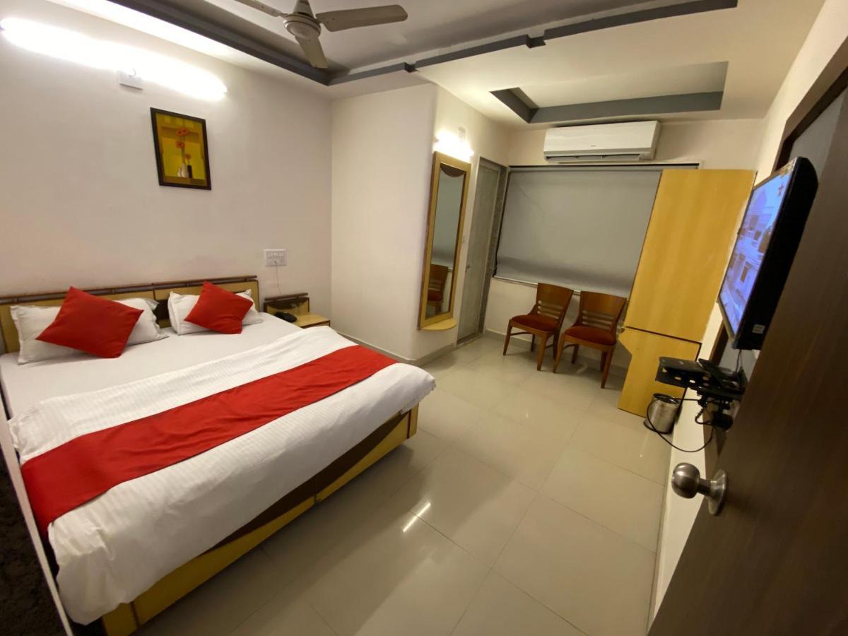 Hotel Riverfront Ahmedabad Bagian luar foto