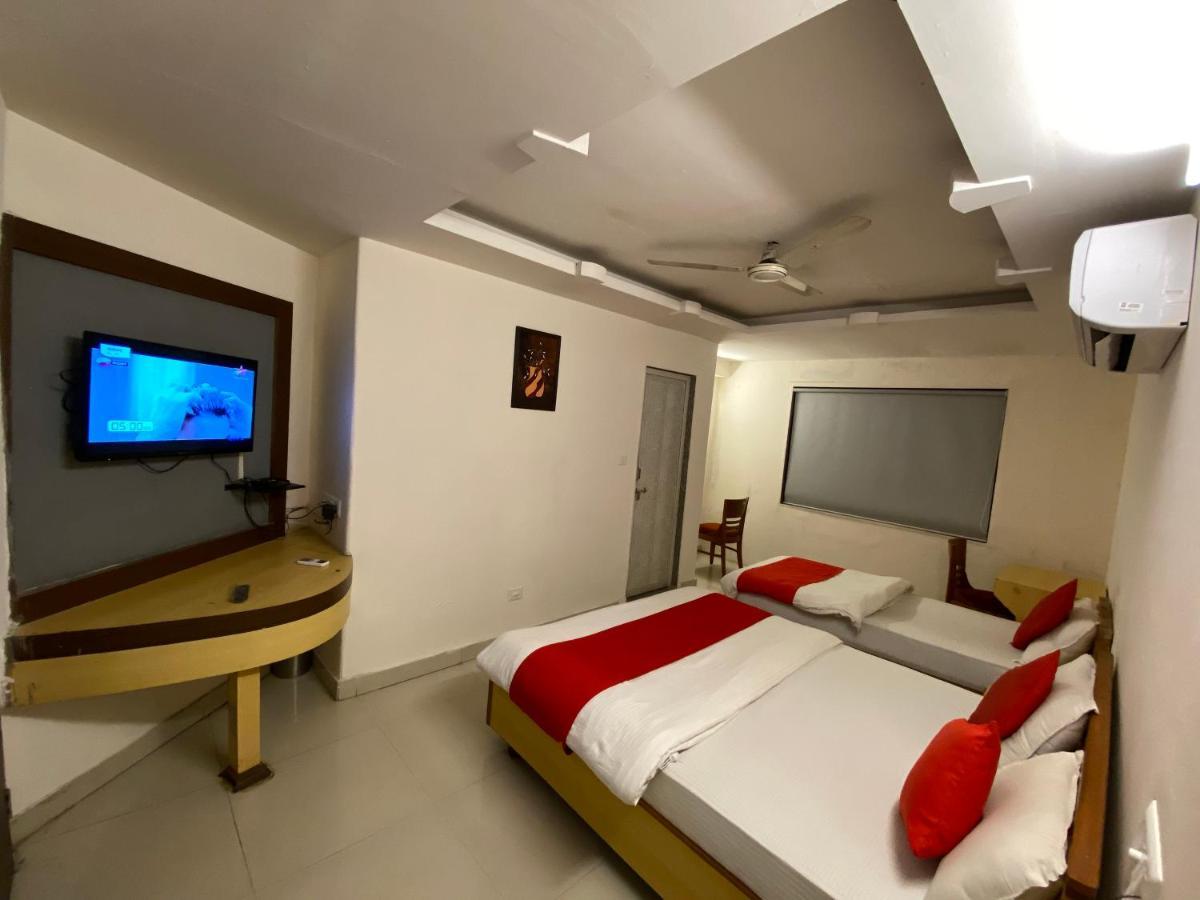 Hotel Riverfront Ahmedabad Bagian luar foto