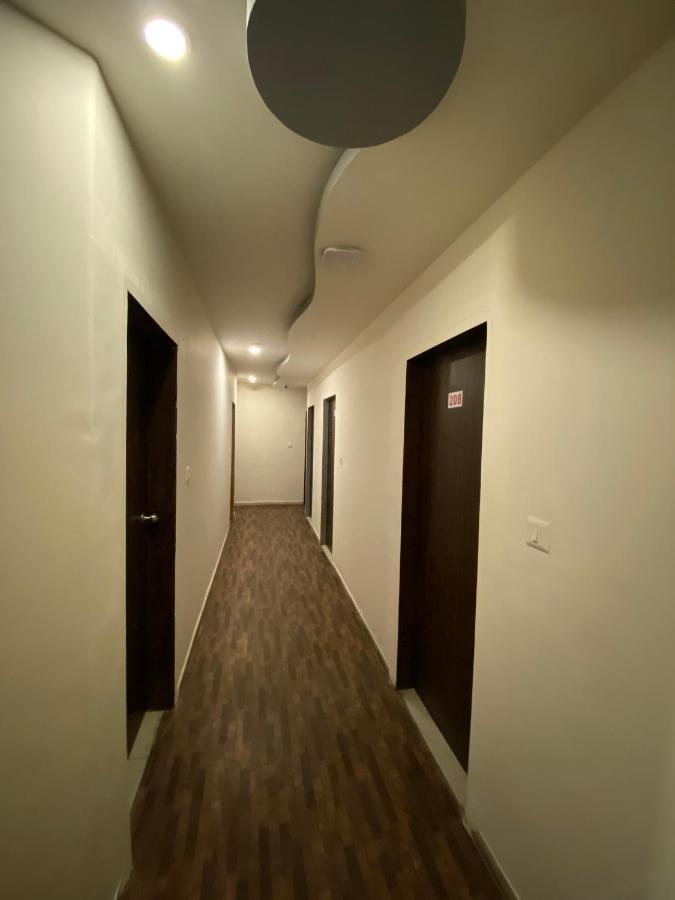 Hotel Riverfront Ahmedabad Bagian luar foto