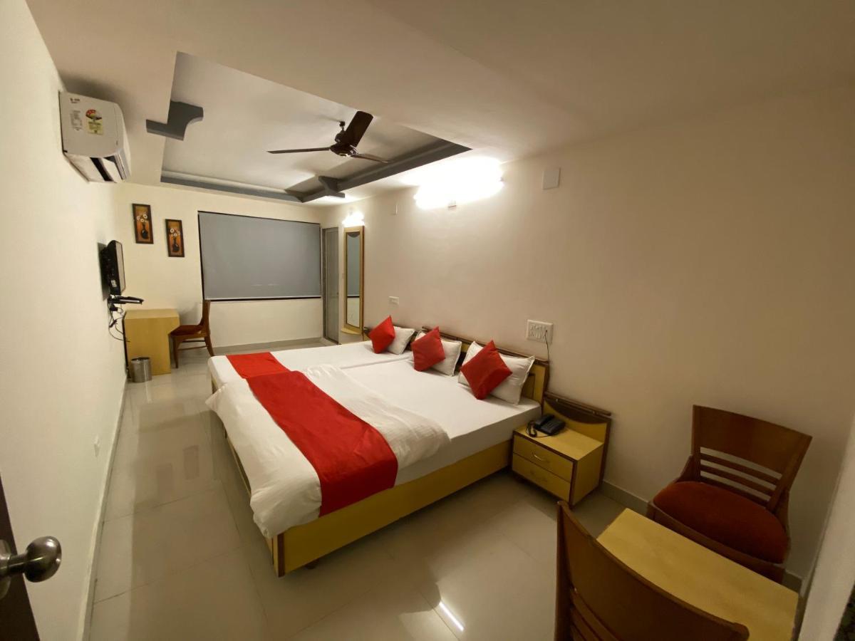 Hotel Riverfront Ahmedabad Bagian luar foto