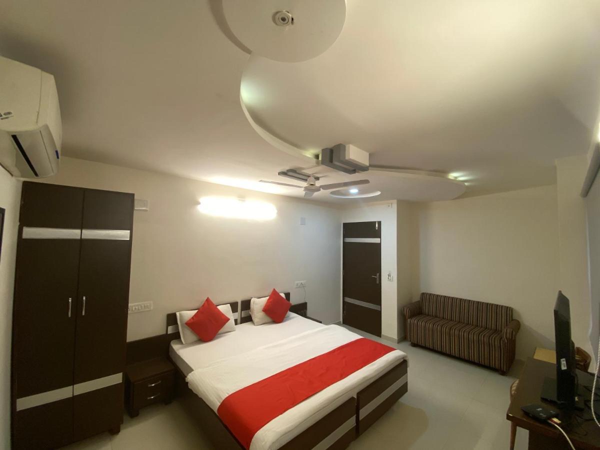 Hotel Riverfront Ahmedabad Bagian luar foto